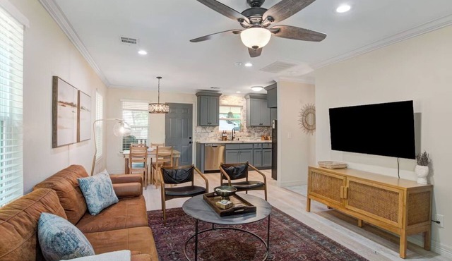 Heights Bungalow-Pet Friendly 6 miles to Downtown
