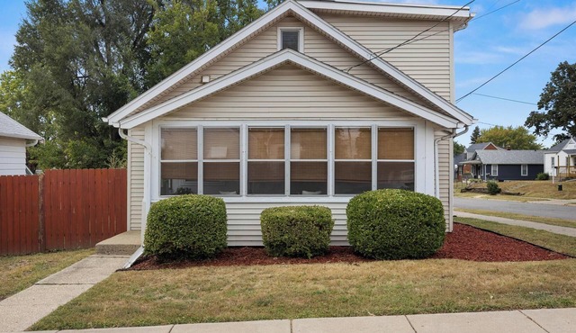 Heights Haus nCharming 3BR, 2.5BA home in Peoria Heights.