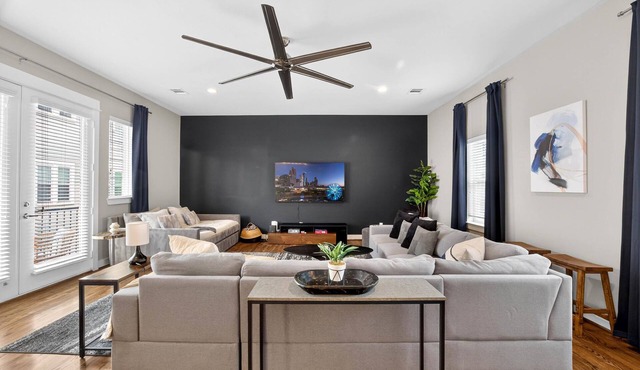 Heights Home Nr DT, Washington | Monitor Xbox Desk
