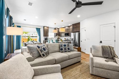Heights House Upscale Retreat Close to Dwntwn & Beach