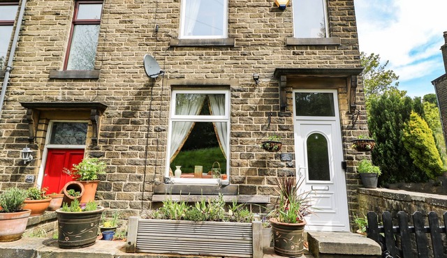 HEIGHTS VIEW, pet friendly, character holiday cottage in Oxenhope