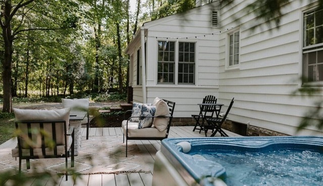 Heirloom Cottage: Getaway in the Woods w/ Hot Tub