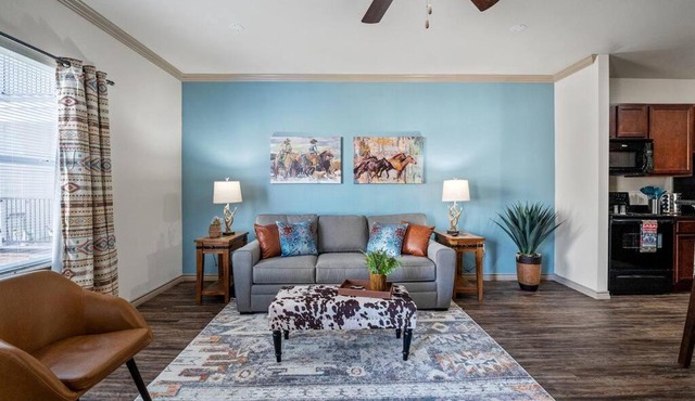 HEIRS VENTURES : WESTERN - 4mins from OKC Thunder Arena . King Bed . Pet Friendly . With Pool