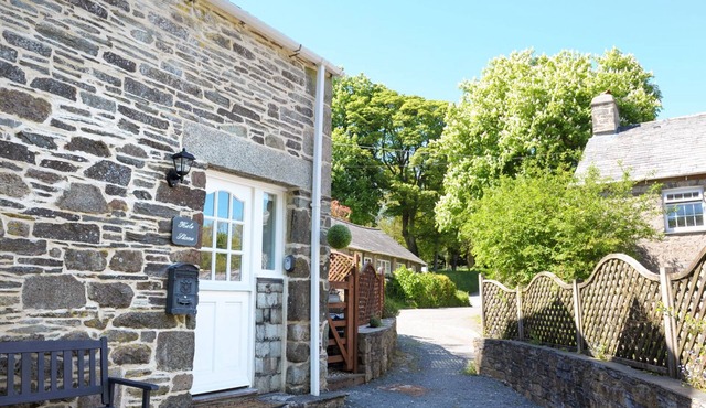 HELE STONE COTTAGE, pet friendly, with a garden in Polyphant