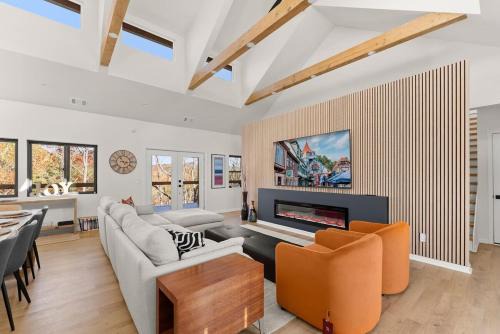 Helen Fun Retreat-Cinema-HotTub-GameCave-Sleeps 14