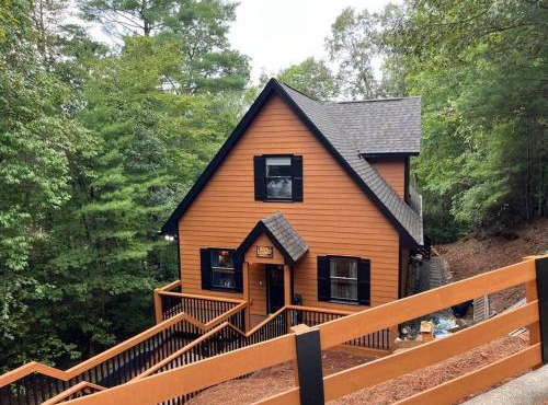 Helen, GA Bear Paw Haus 4 bdrm, sleeps 10, fire pit, pool table, on Golf course