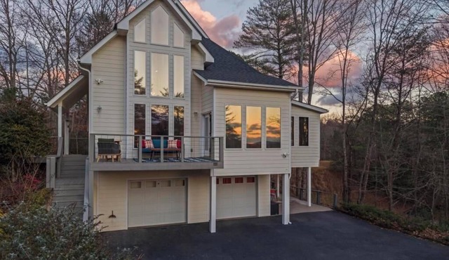 Helen Haus: Golf Sim & Hot Tub Theater Retreat