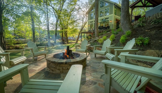 Helen's Newest & Most Luxurious - Located on the River & Walk to Downtown Helen