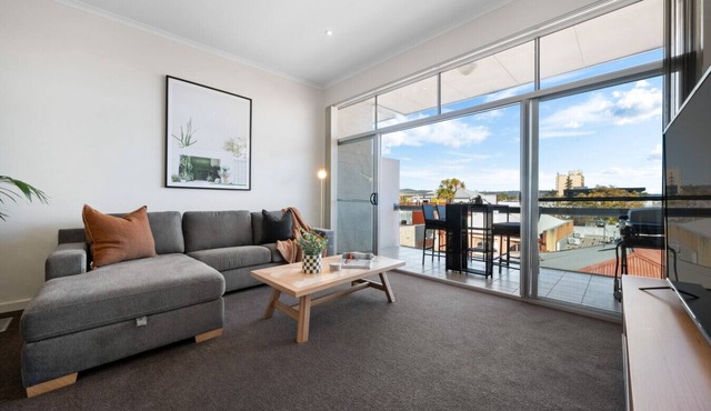 Helena House—A Spacious Urban Retreat