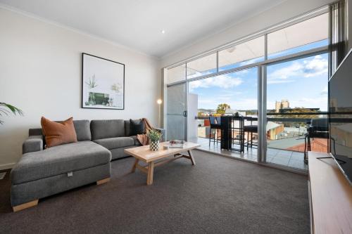 Helena House - A Spacious Urban Retreat