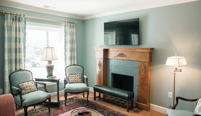 Helena's Cottage: Romantic, Cozy Getaway with Lavish King Bed, Gas Fireplace