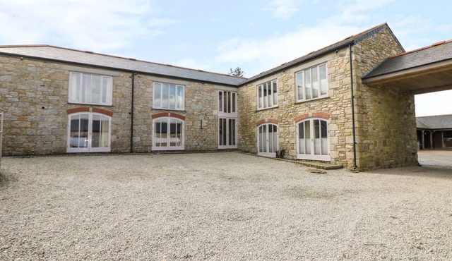 HELFORD, pet friendly, luxury holiday cottage in Constantine