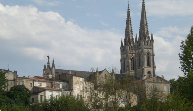 Helianthus Superb Gite with use of lovely safe pool