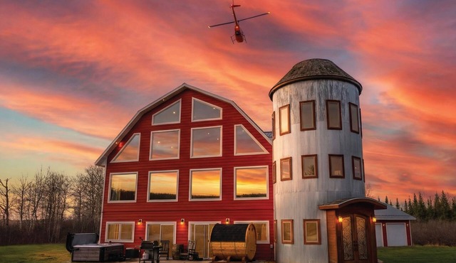 Helicopter Barn! Bowling Alley/Park/Hot Tub/Sauna