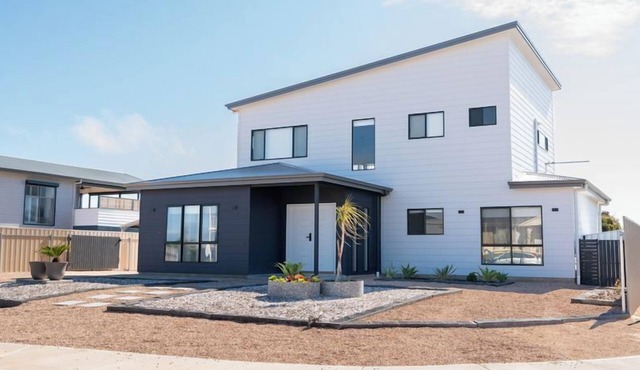 Helios Heights - Modern 2 storey, Off Peak Special available