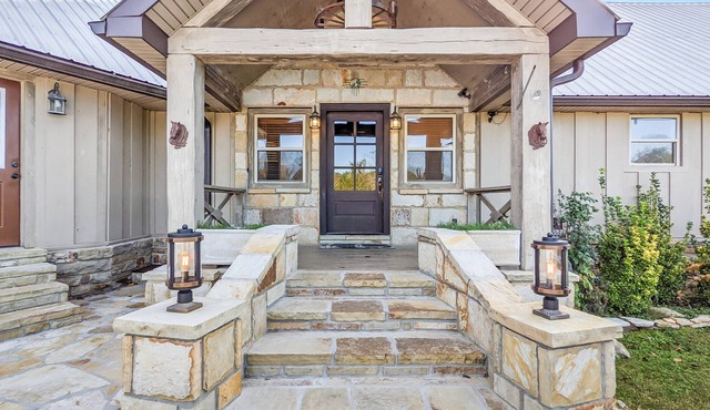 Hell Creek Lodge ~ sleeps 26 near town on 150 acres