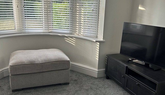 Hellaby House- minutes from the M1 & M18. Across from Hellaby Hotel-Pet friendly