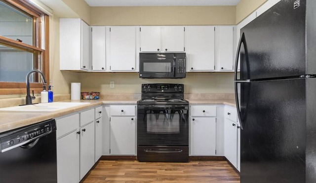 Hellen Drive · Spacious 4-BR-LG Fenced Backyard and Patio