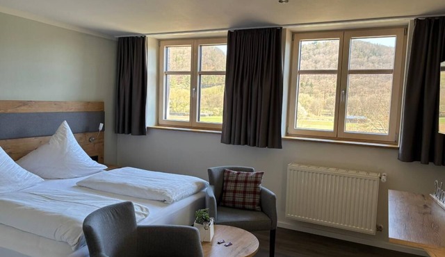 Helles Doppelzimmer mit Fernseher in Riedenburg-Deising