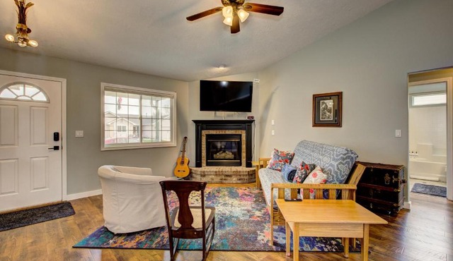 Hello Dolly! 3 beds, 2 bath, 2 TV's, Fireplace, Quiet Neighborhood in Star, ID minutes from walking trails and river views