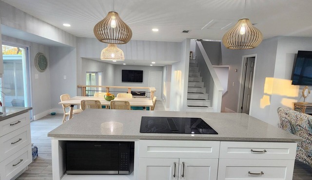 Hello Sunshine! 4 Bedroom w/Pool and Outdoor Bar