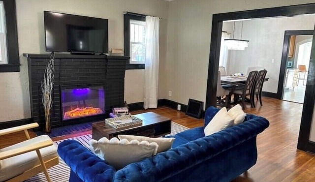 Hello Sunshine! Beautiful bungalow in the heart of Springfield!