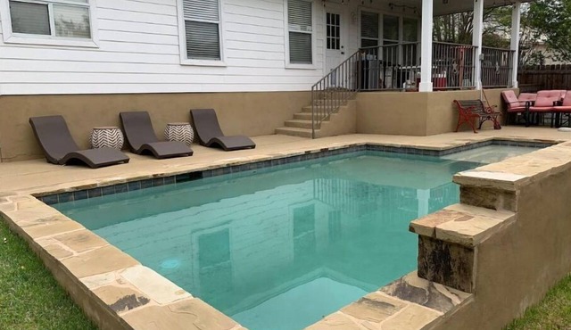 Helotes Pool House Perfect for Entertaining