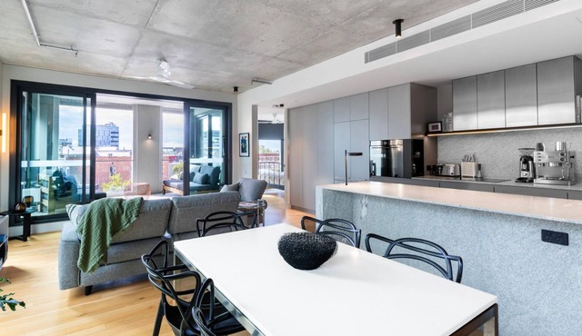 Hemingway Collingwood - Luxe Apartment with parking