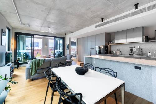 Hemingway Collingwood - Luxe Apartment with parking