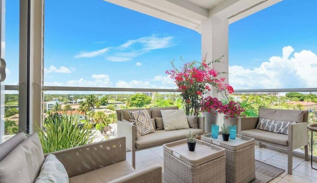 Hemingway Penthouse South - Two Blocks from the Beach!