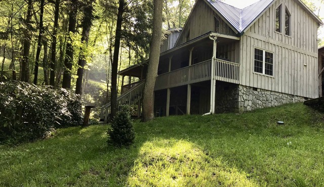 Hemlock Creek Hollow -700 Ft Cascading Creek, 2 Master Suites, close to BRP