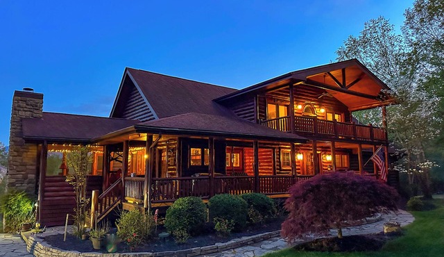 Hemlock Haven: Luxury Log Retreat w/Sauna, Saloon & Blue Ridge Views