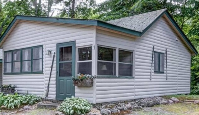 Hemlock Hide-A-Way Cozy Romantic Private Lake Cabin