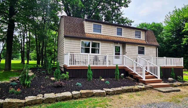 Hemlock Hideaway - Cozy Lake Cabin Near Pymatuning w/Fire Pit, Wi-Fi & AC