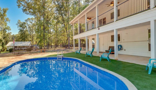 Hemphill Vacation Rental w/Pool, Walk to Lake!