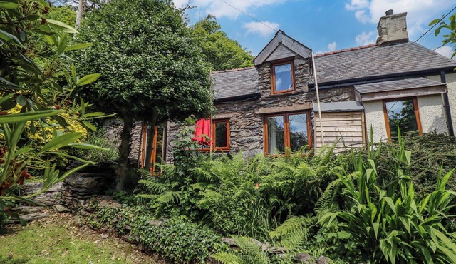 HEN BOPTY, pet friendly, character holiday cottage in Fairbourne