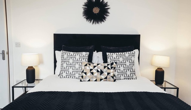 Hen & Chickens Luxury Apt Free Parking | By DerBnB