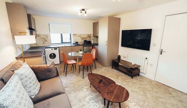 Hen & Chickens Luxury Apt Free Parking | By DerBnB