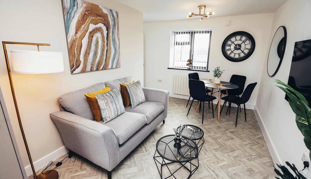 Hen & Chickens Luxury Apt Free Parking | By DerBnB