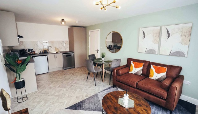 Hen & Chickens Luxury Apt Free Parking | By DerBnB