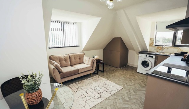 Hen & Chickens Luxury Apt Free Parking | By DerBnB