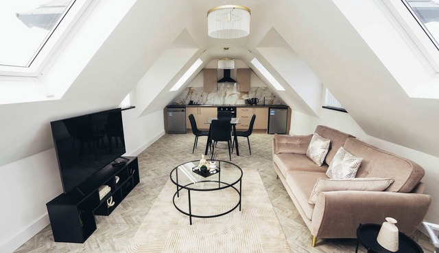 Hen & Chickens Luxury Apt Free Parking | By DerBnB