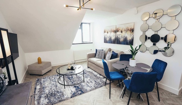 Hen & Chickens Luxury Apt Free Parking | By DerBnB