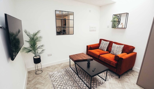 Hen & Chickens Luxury Apt Free Parking | By DerBnB