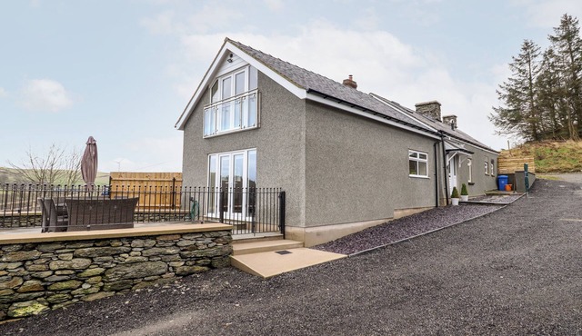 HEN DY BRYN MAWNDY, family friendly, with a garden in Corwen