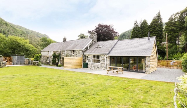 HEN GELLIGEMLYN - THE ANNEXE, family friendly in Ganllwyd