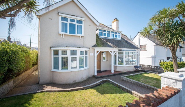 Hen Gi Mor : Spacious 4‑Bed Home with 3 Reception Rooms in Rhosneigr | Managed by Anglesey Holiday L