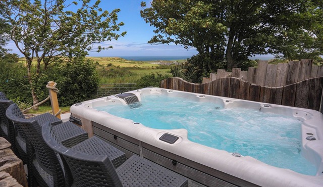 HEN GILFACH, family friendly, with hot tub in Llanfairyngnhornwy