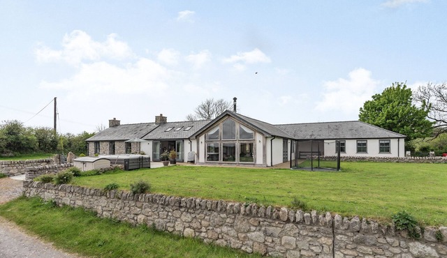 HEN HAFOD, pet friendly, character holiday cottage in Llangefni