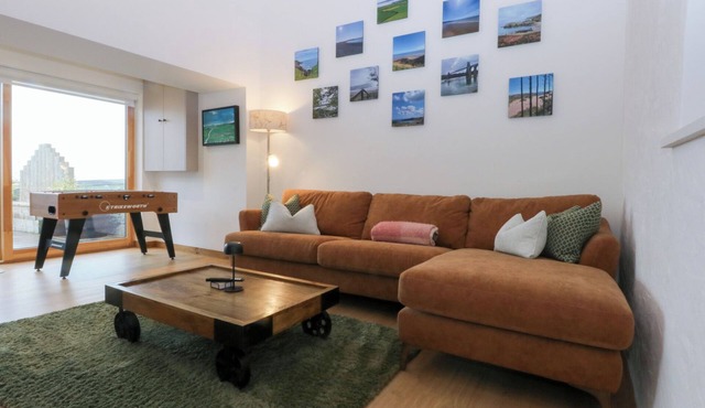 HEN PENMYNYDD, pet friendly, with hot tub in Llanfachraeth